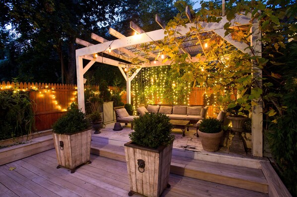 outdoor decked garden with bamboo wall is a great place to hang out