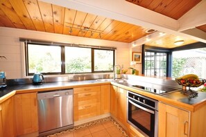Modern, Spacious Kitchen
