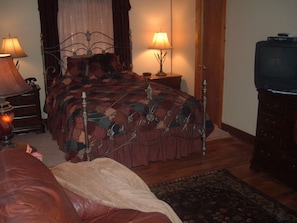 Master bedroom with Queen Bed