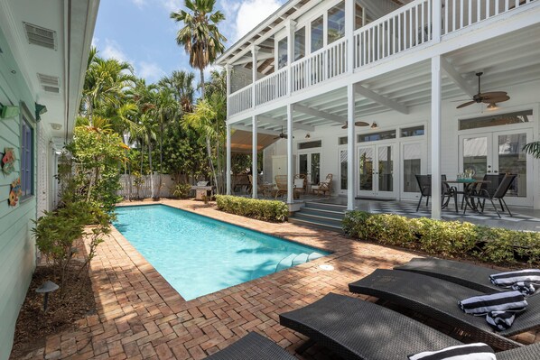 Spacious pool