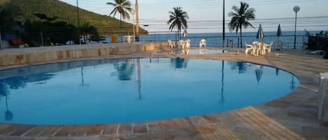 Piscina e vista do mar