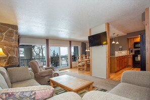 Enjoy the family room w/Roku TV, dining room, and kitchen for your group!