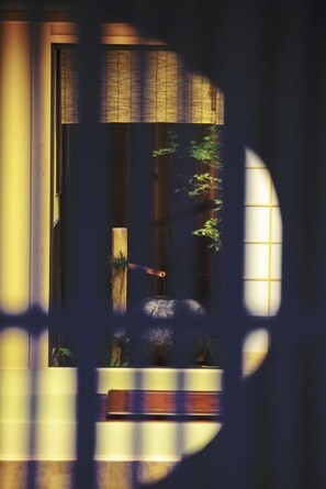 Looking through the house from the entrance hall
(Photo by Kodai Masuda)