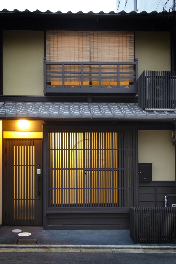 Machiya Momiji from the street.