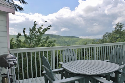 VICTORIAN CHALET OVERLOOKING GATLINBURG, SLEEPS UP TO 7.