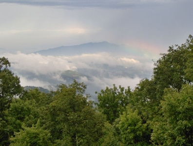 VICTORIAN CHALET OVERLOOKING GATLINBURG, SLEEPS UP TO 7.