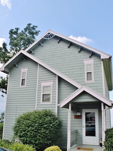 VICTORIAN CHALET OVERLOOKING GATLINBURG, SLEEPS UP TO 7.