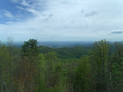 VICTORIAN CHALET OVERLOOKING GATLINBURG, SLEEPS UP TO 7.