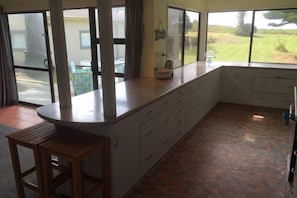 Large kitchen w 6-seat bkfst bar, servery windows