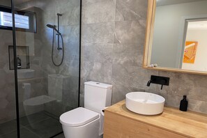 Master bedroom ensuite bathroom