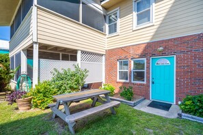 Ground Level. No stairs! Outdoor Picnic Table. 