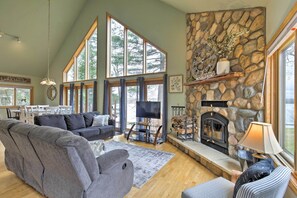 Living Room | Cable TV | Lake Views