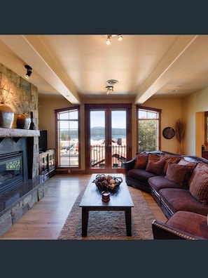 Lakeview Penthouse - Downtown McCall and 2 blocks to the lake