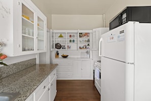 full size kitchen with all the essentials (olive oil, Salt and pepper, pots and pans etc)