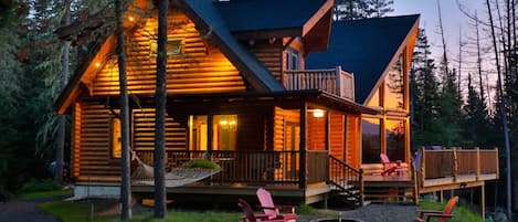 River Rd Lodge exterior, from upper driveway parking area, evening summer 2019