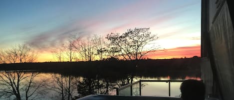 Soak away all your worries while soaking in a sunset in the hot tub.