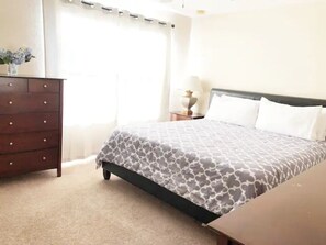 Master Bedroom w/ King Bed
