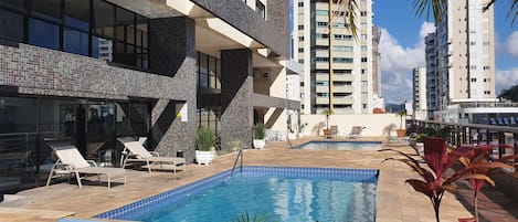 Ampla área de lazer com 02 piscinas externas 