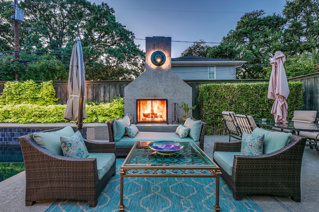 West Highland Park Oasis- Pool, Outdoor Fireplace and Hot-tub  