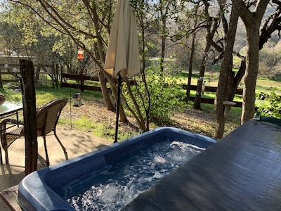 Bird Watcher? Romantic Getaway with private Hot Tub 