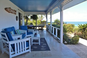 Very large gallery with sea view!
