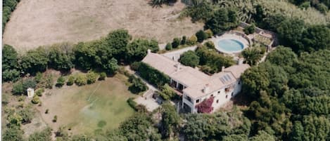 Aerial view of Casa do Celeiro and surrounding Serra