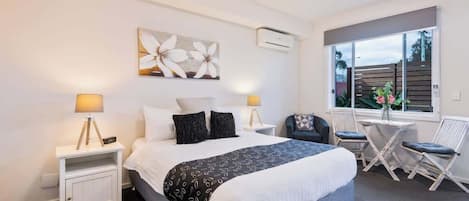 Studio Room with queen bed, TV, DVD Player, Kitchenette and Bathroom