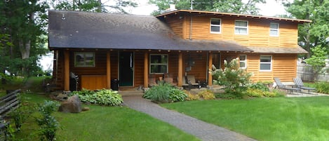 Log Cabin on the lake with Backyard Porch that sleeps 14 in 9 beds.