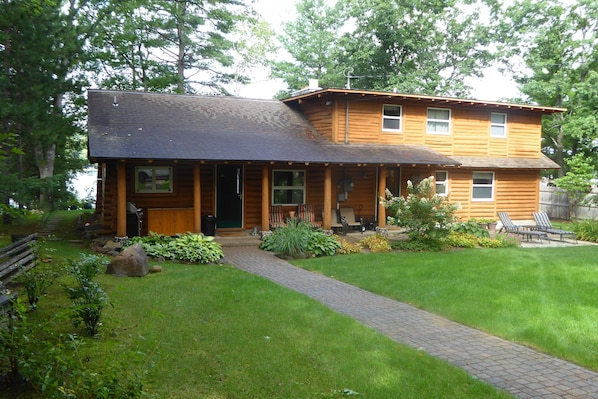 Log Cabin on the lake with Backyard Porch that sleeps 14 in 9 beds.