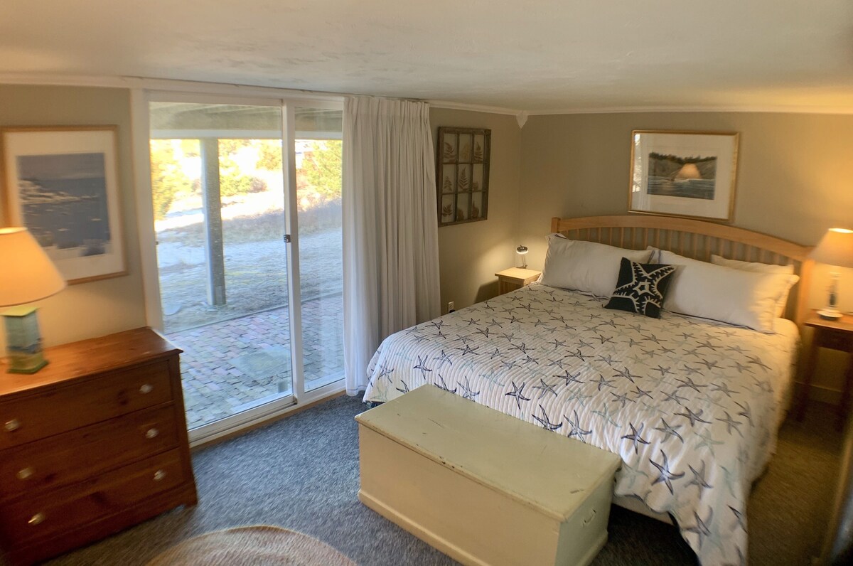 Ocean-Front Condo Sleeps 6 (Light-filled end unit facing Ocean on Starfish Ln)!!