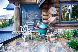 Outdoor patio w/ Green Egg
