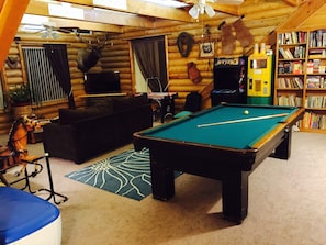 Lg family room w/ pool table, popcorn machine, old time video machine 