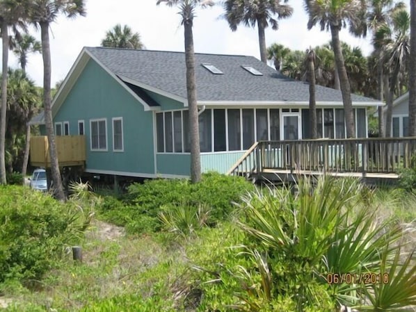Beautiful and comfortable beachfront cottage