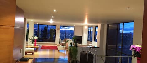 HUGE LIVING WITH AMAZING VIEWS TO BOGOTA.
