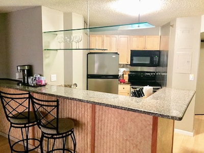 Spacious Condo in Downtown Honolulu with Parking