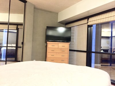 Spacious Condo in Downtown Honolulu with Parking