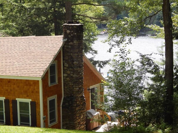 Lakefront cottage steps from water