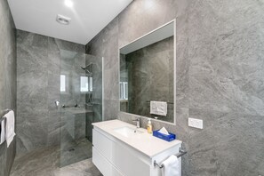 Main bedroom Ensuite