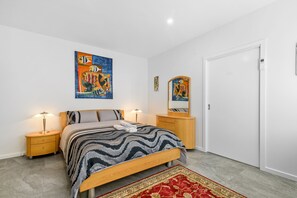Main queen bedroom