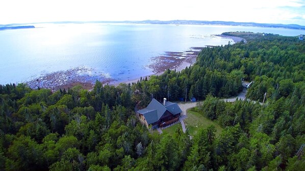 Secluded log home with amazing ocean views and private, sandy beach