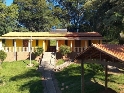 Alugo chalé temporário, com quarto, cozinha, banheiro  e uma área de lazer.