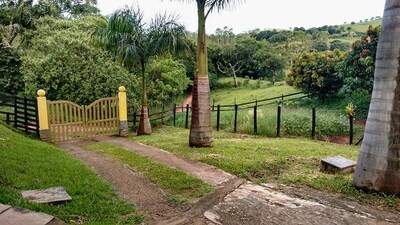 Alugo chalé temporário, com quarto, cozinha, banheiro  e uma área de lazer.