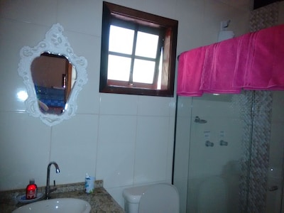Alugo chalé temporário, com quarto, cozinha, banheiro  e uma área de lazer.