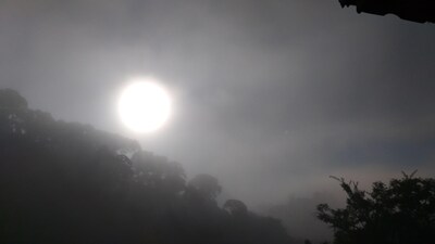 Alugo chalé temporário, com quarto, cozinha, banheiro  e uma área de lazer.