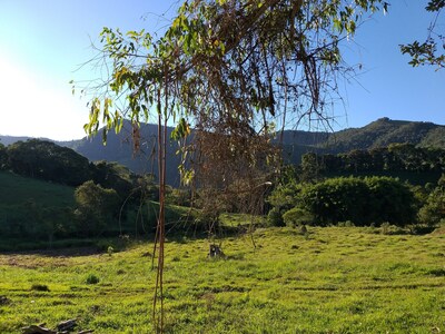 Alugo chalé temporário, com quarto, cozinha, banheiro  e uma área de lazer.