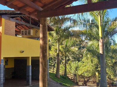 Alugo chalé temporário, com quarto, cozinha, banheiro  e uma área de lazer.