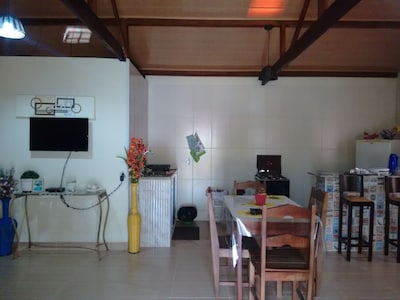 Alugo chalé temporário, com quarto, cozinha, banheiro  e uma área de lazer.