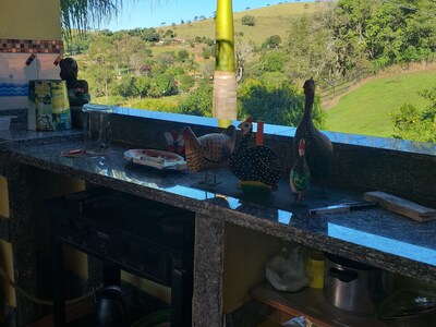 Alugo chalé temporário, com quarto, cozinha, banheiro  e uma área de lazer.