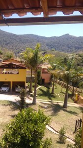 Alugo chalé temporário, com quarto, cozinha, banheiro  e uma área de lazer.