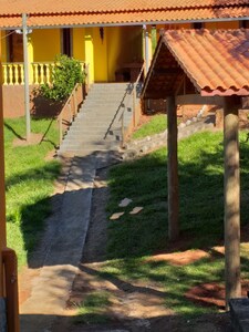 Alugo chalé temporário, com quarto, cozinha, banheiro  e uma área de lazer.